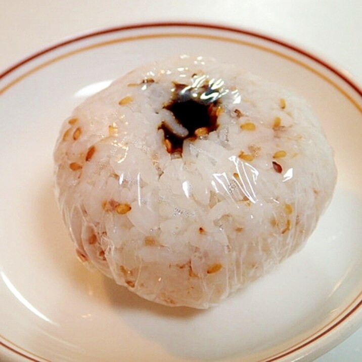 金胡麻とおかかの海苔の佃煮・沢庵おにぎり